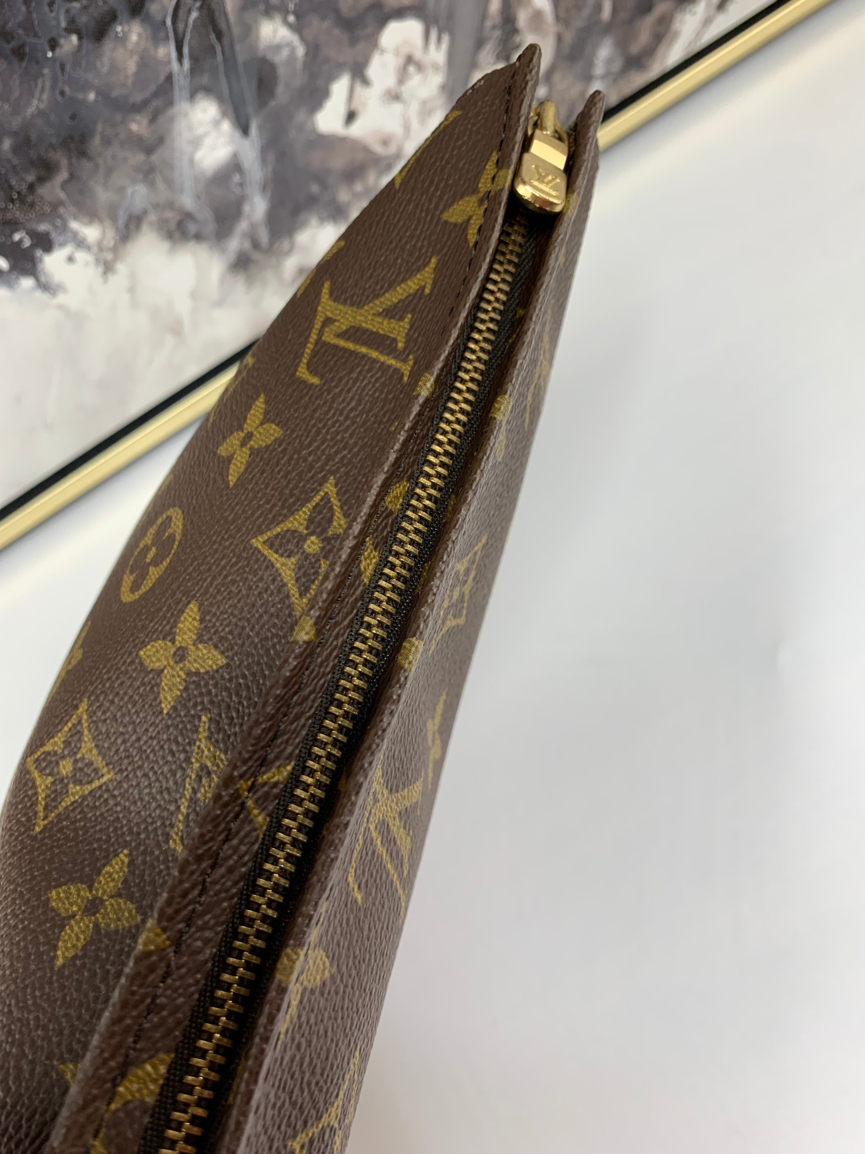 Louis Vuitton Toiletry 26