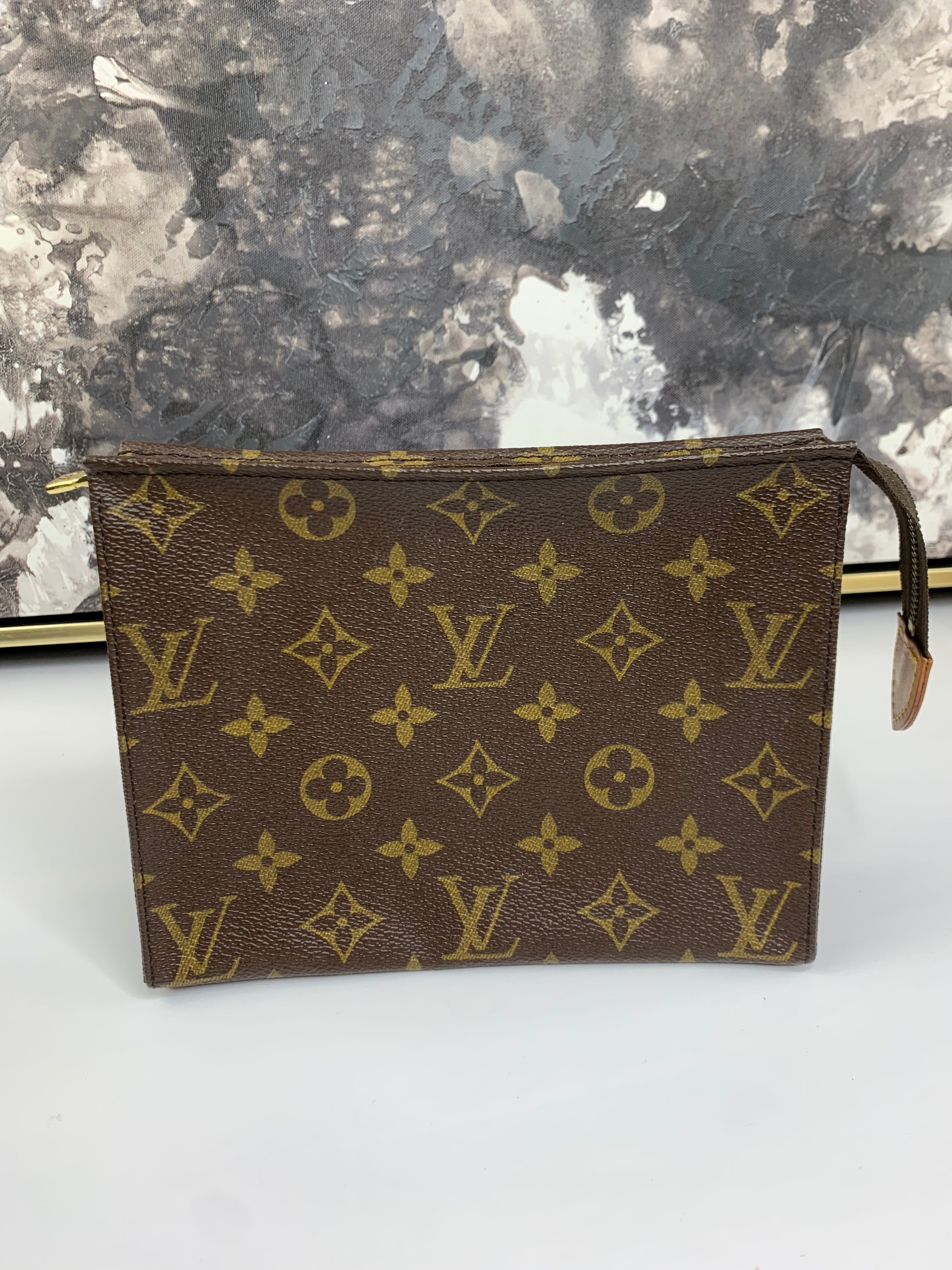 Louis  Vuitton Toiletry 19