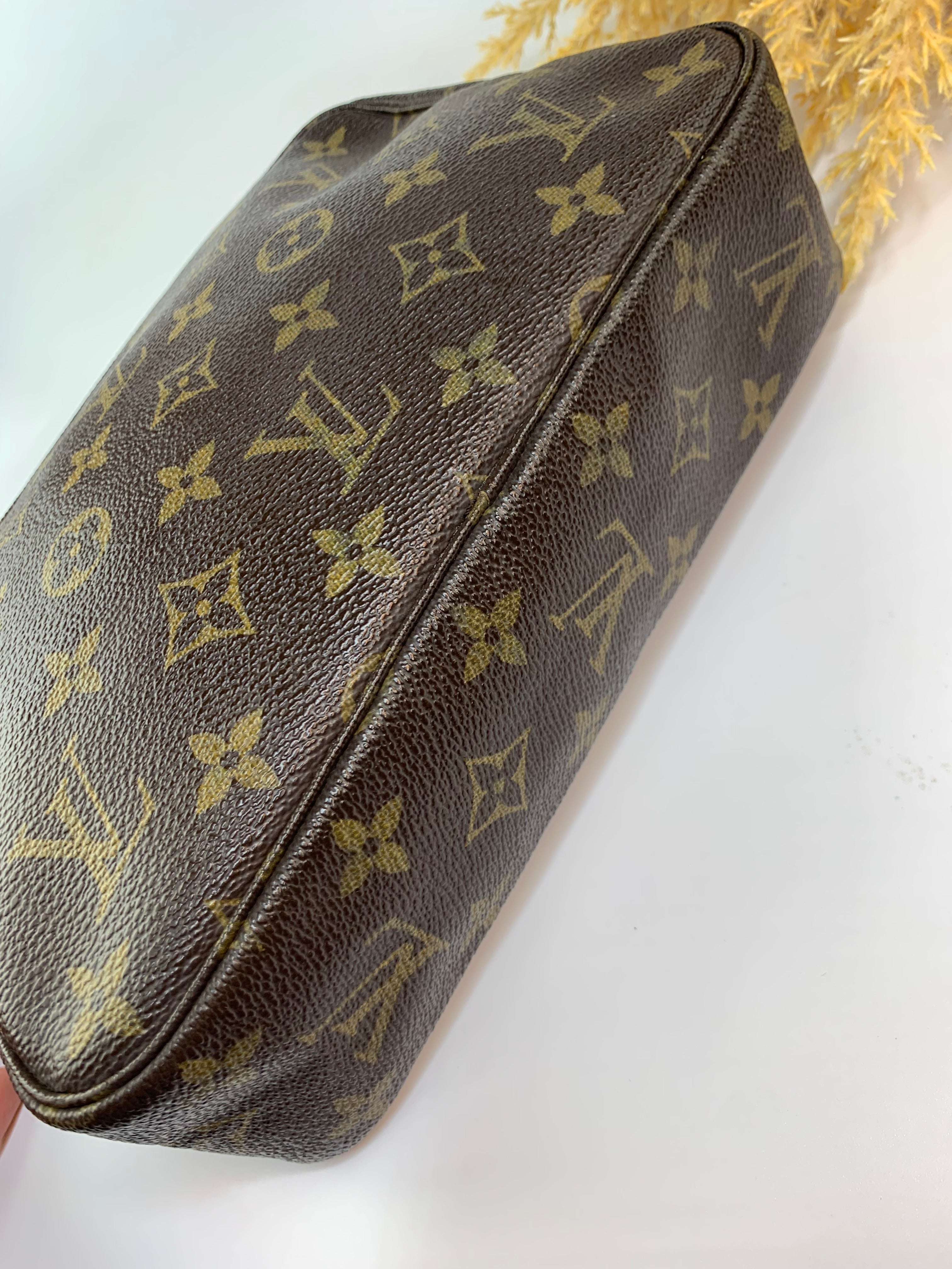 Louis Vuitton Trousse 23