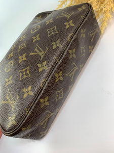 Louis Vuitton Trousse 23