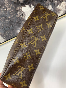 Louis Vuitton Trousse 23