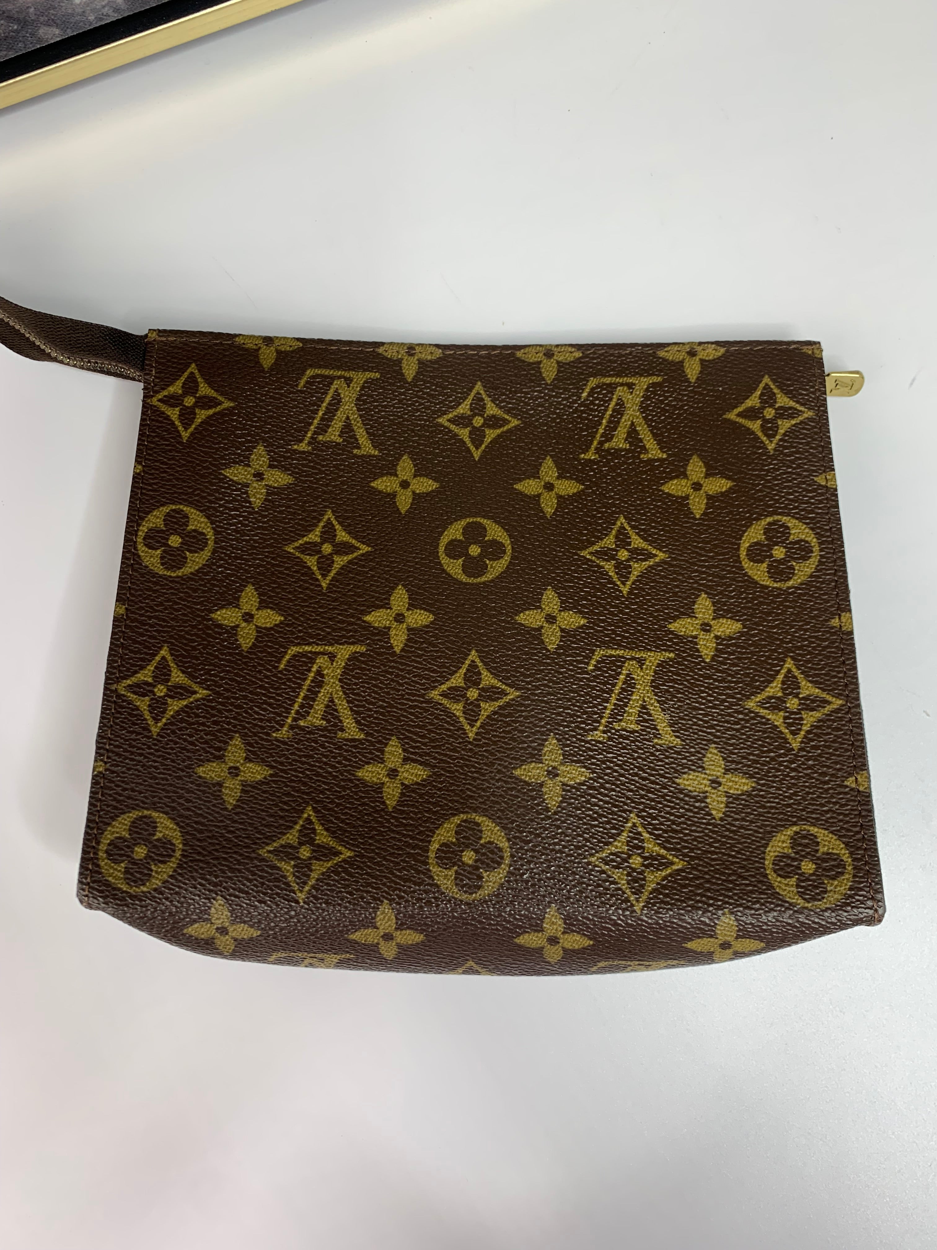 Louis Vuitton Toiletry 19