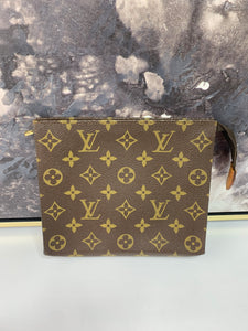 Louis Vuitton Toiletry 19