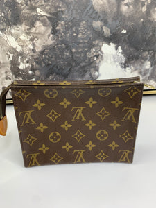 Louis  Vuitton Toiletry 19