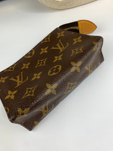 Louis Vuitton Toiletry 15