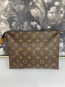 Louis Vuitton Toiletry 26