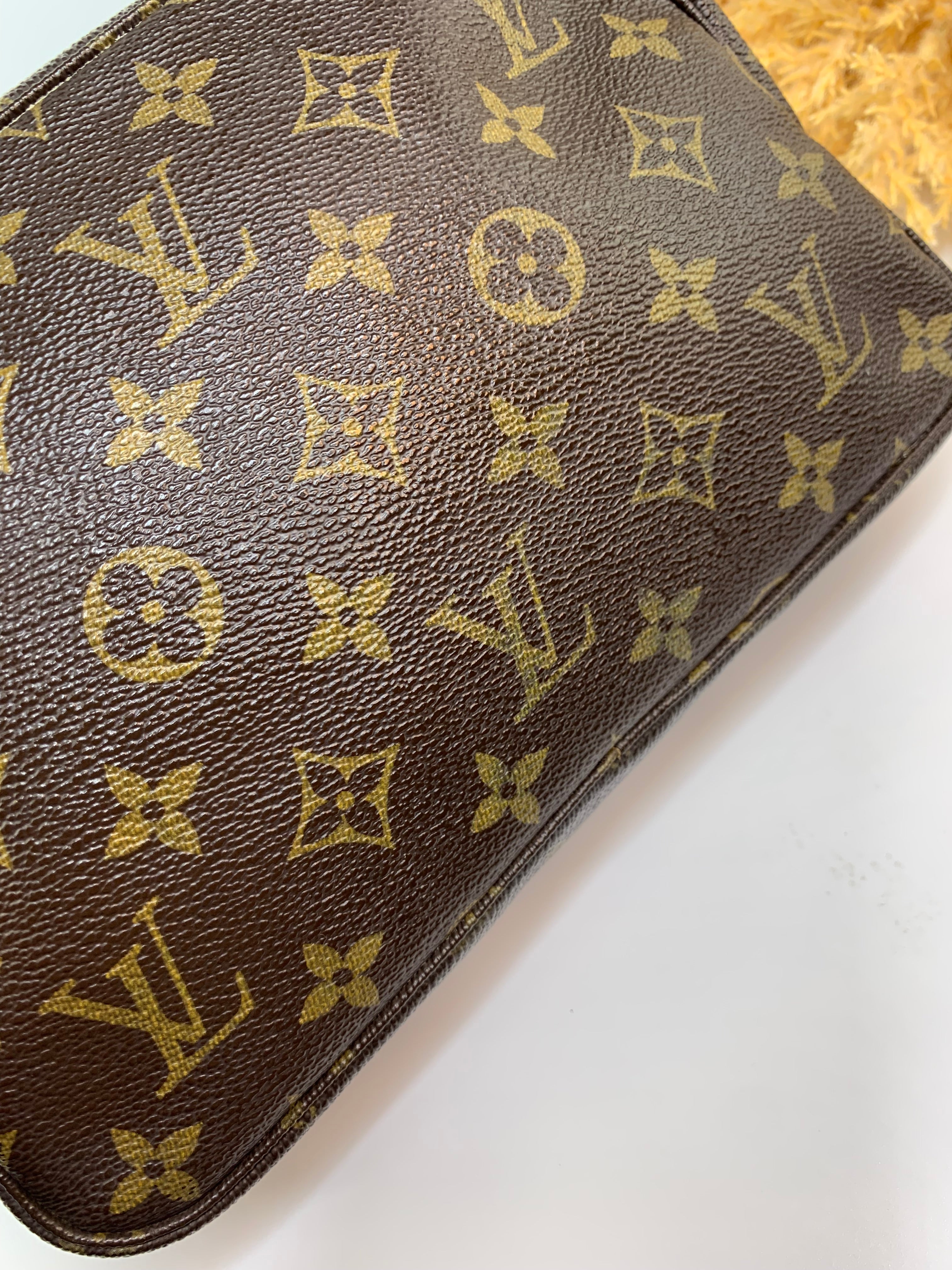 Louis Vuitton Trousse 23