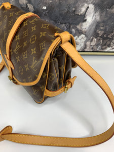 Louis Vuitton Saumur 30