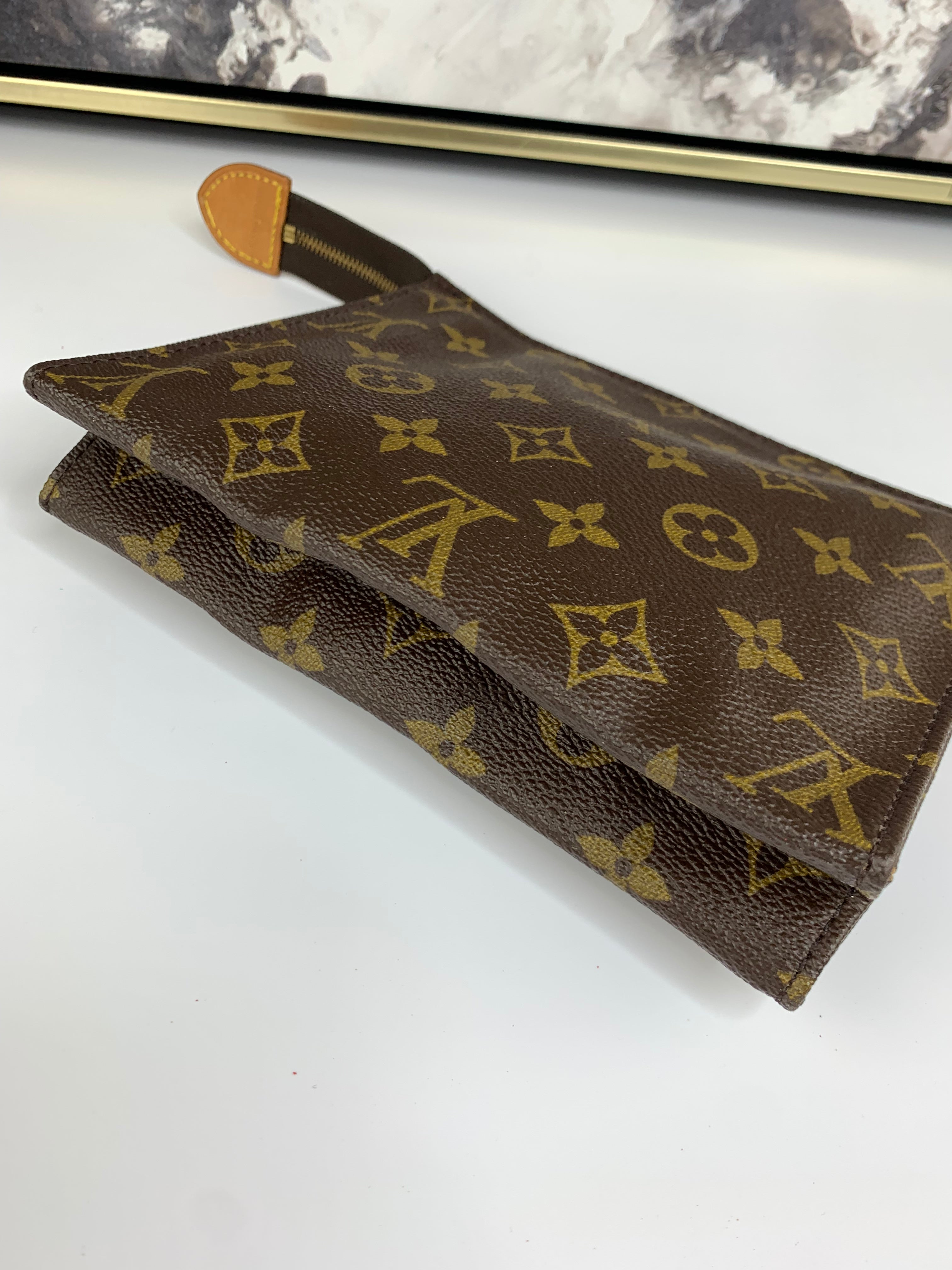 Louis Vuitton Toiletry 19