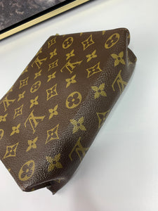 Louis Vuitton Toiletry 19