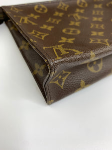 Louis  Vuitton Toiletry 19