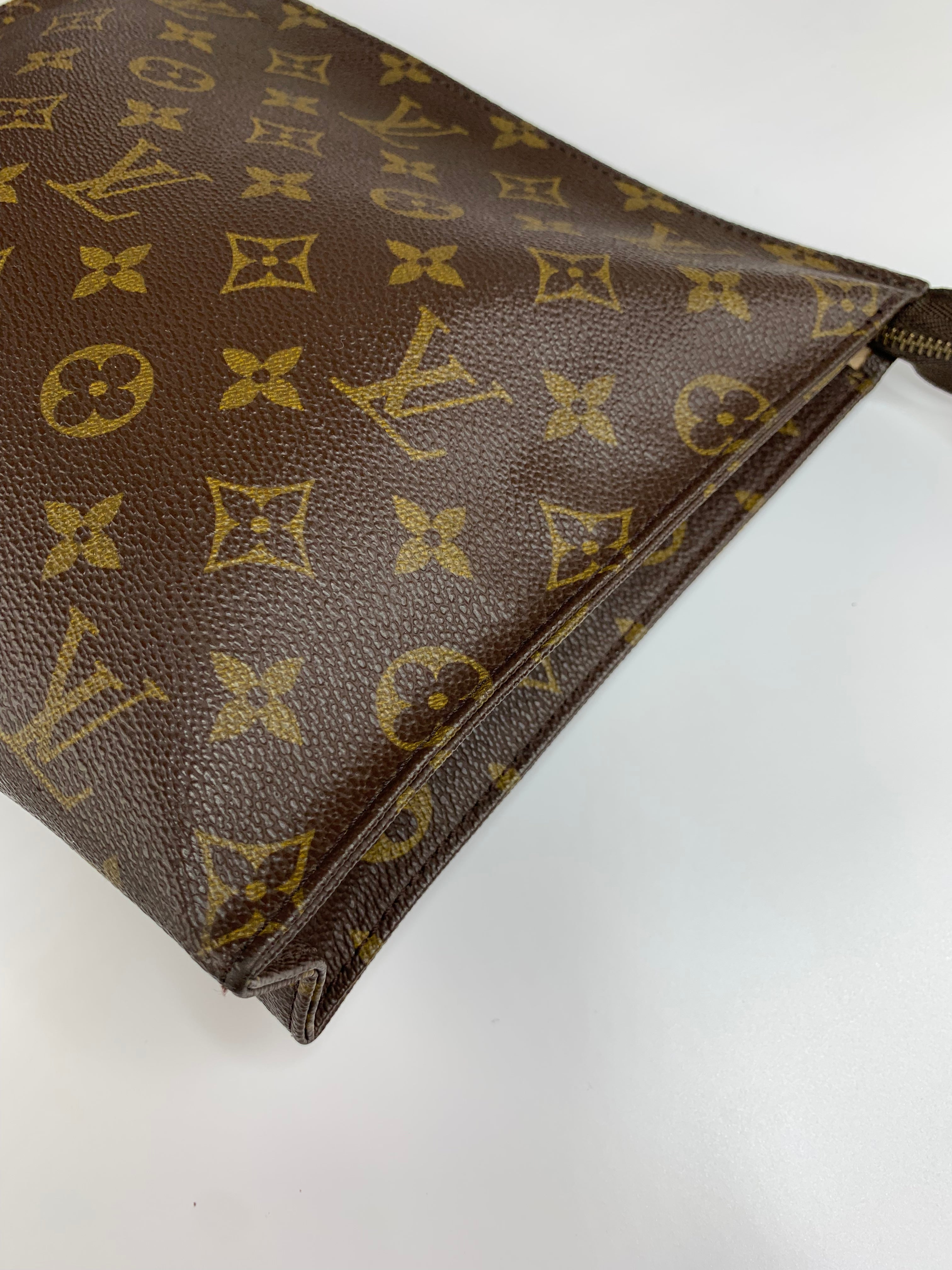 Louis Vuitton Toiletry 26