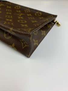 Louis  Vuitton Toiletry 19