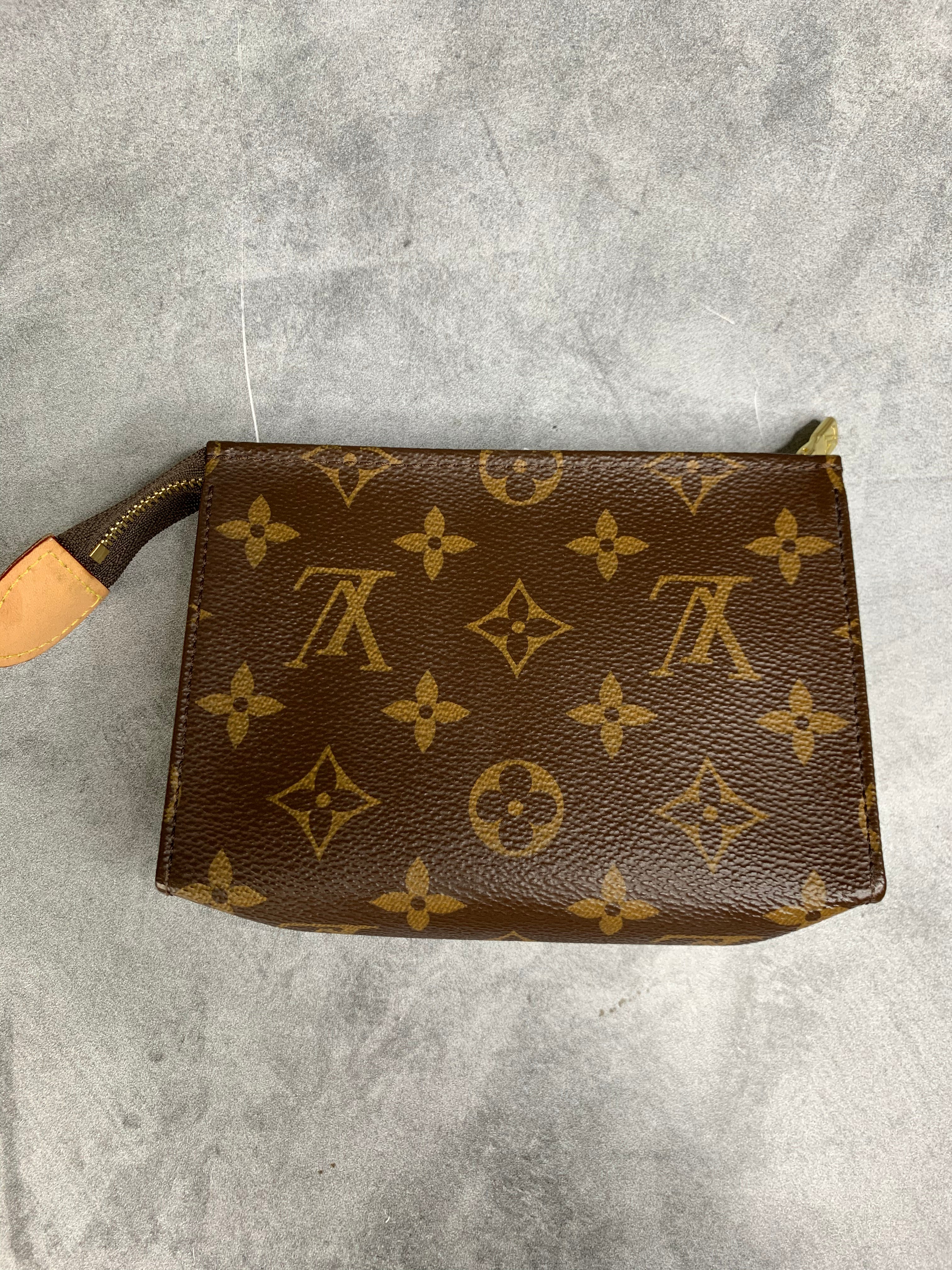 Louis Vuitton Toiletry 15