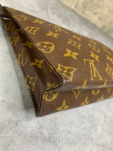 Louis Vuitton Toiletry 26