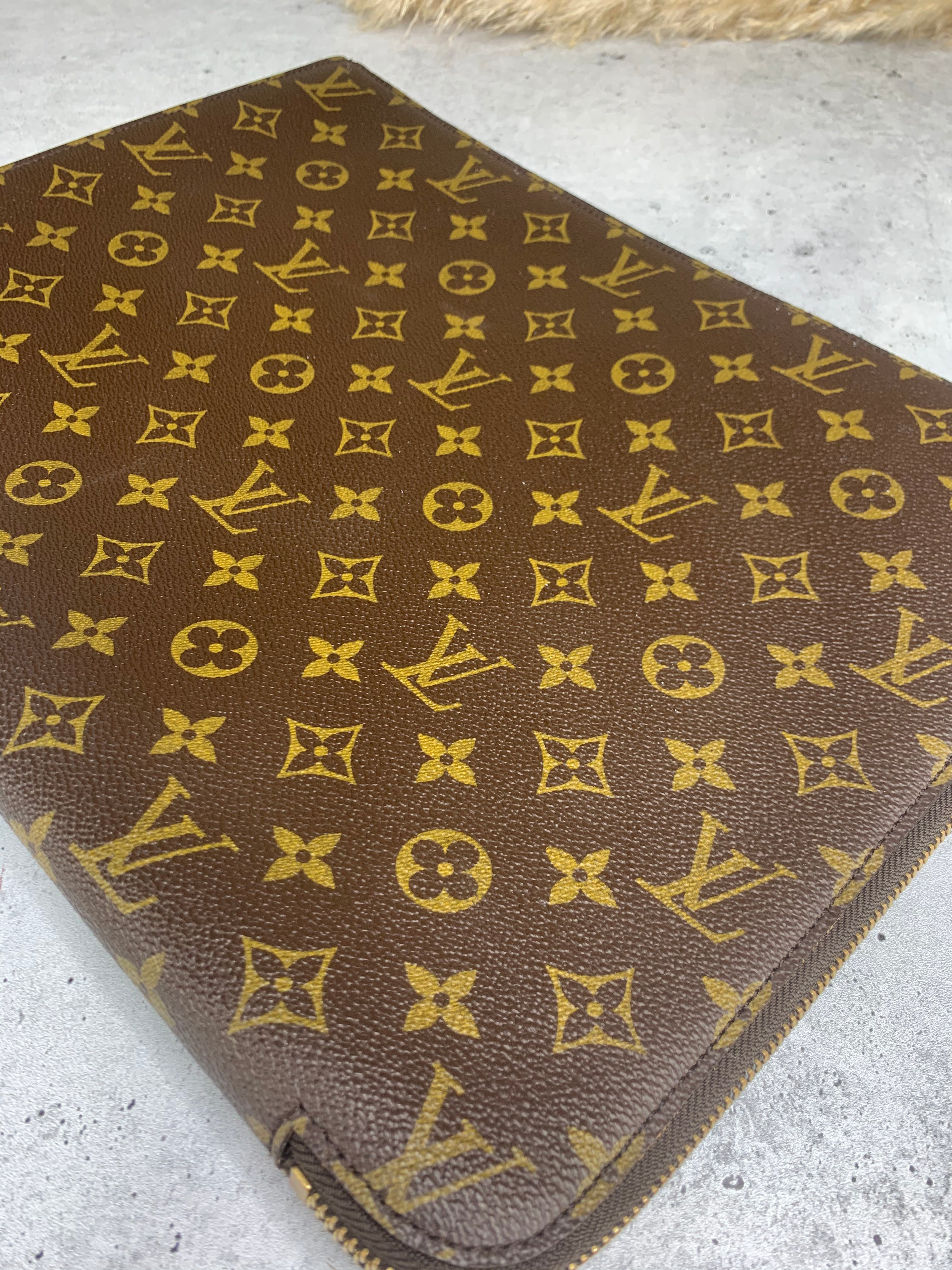 Louis Vuitton laptop sleeve / document holder – Lady Clara's Collection