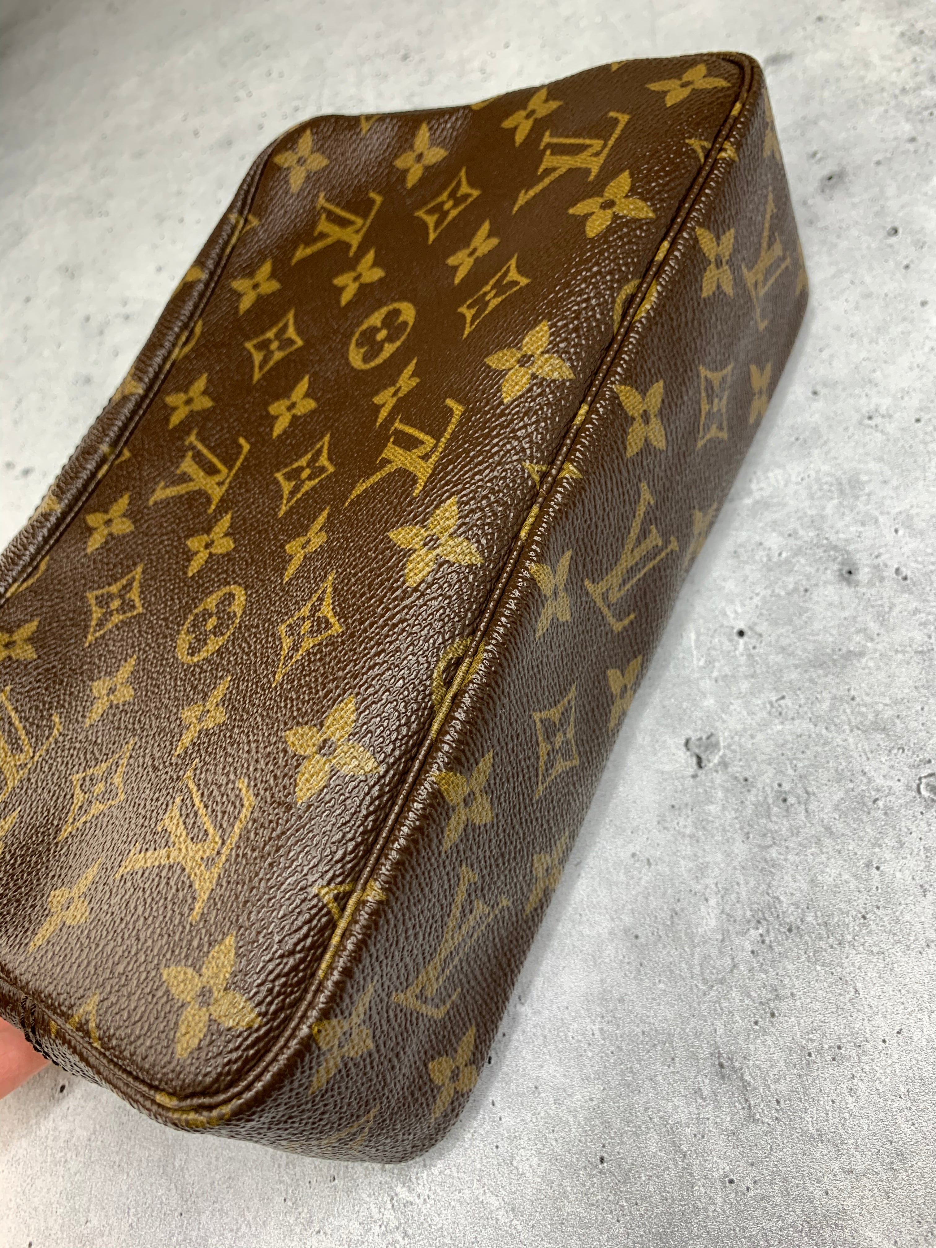 Louis Vuitton Trousse 23