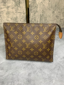 Louis Vuitton Toiletry 26