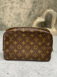 Louis Vuitton Trousse 23