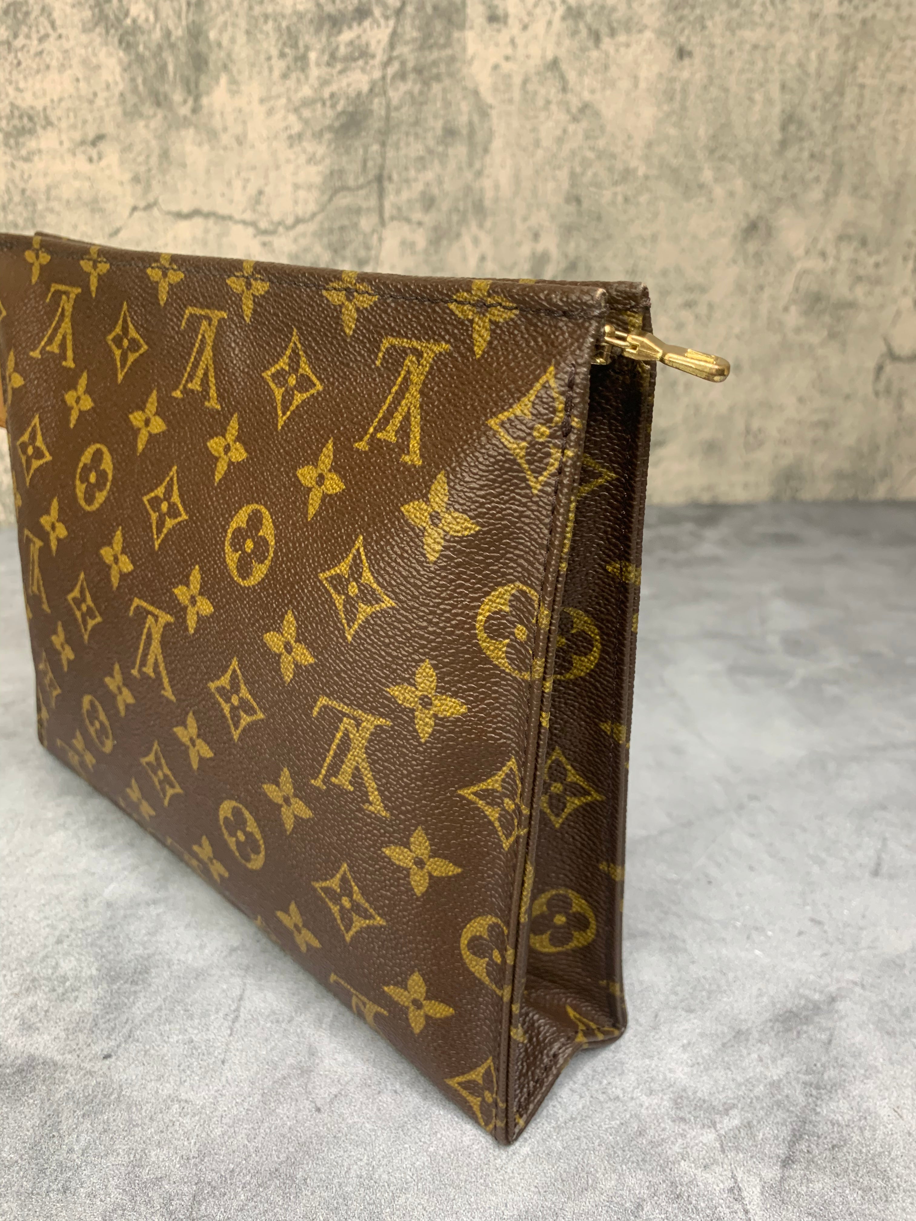 Louis Vuitton Toiletry 26