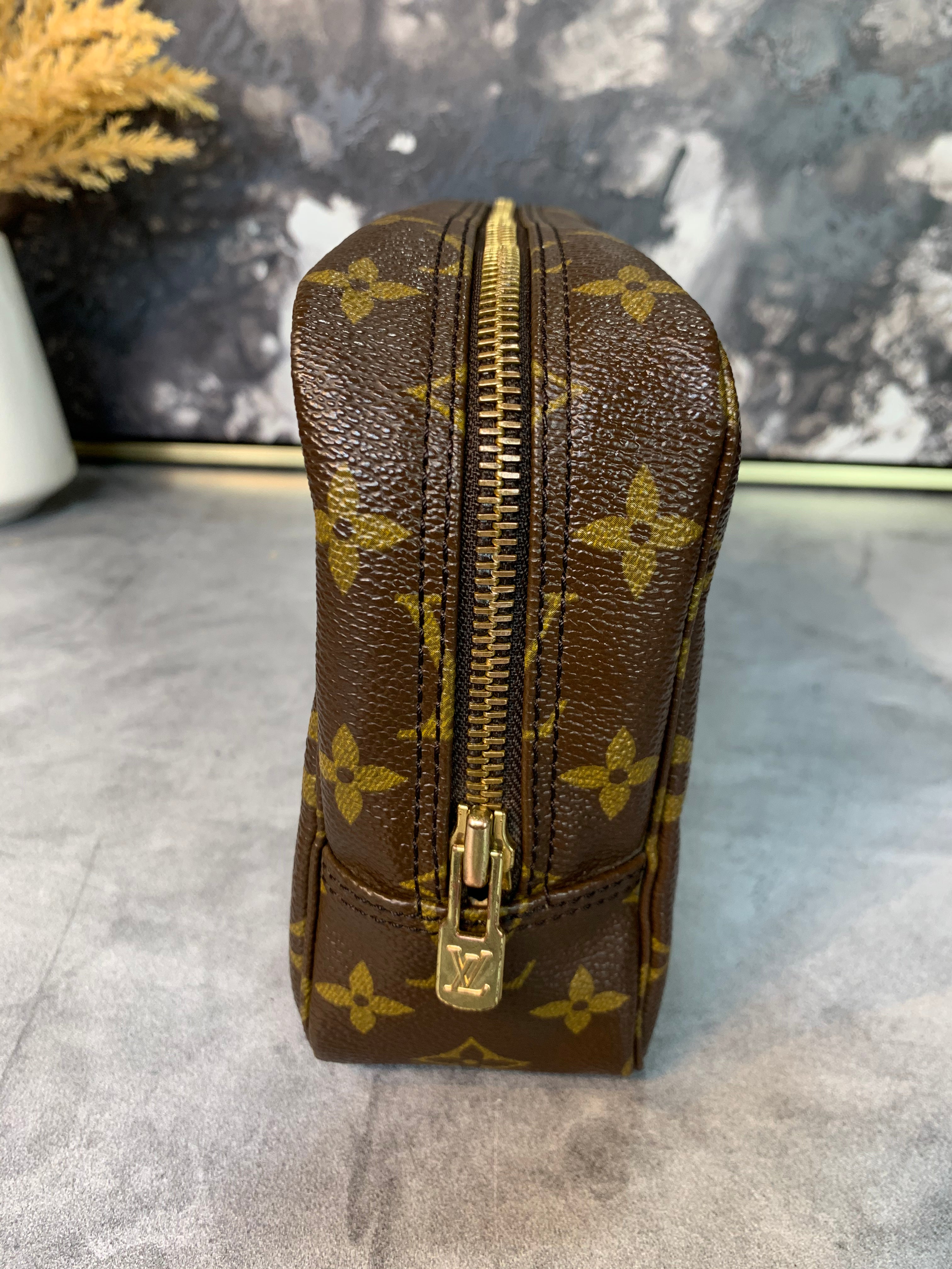 Louis Vuitton Trousse 23