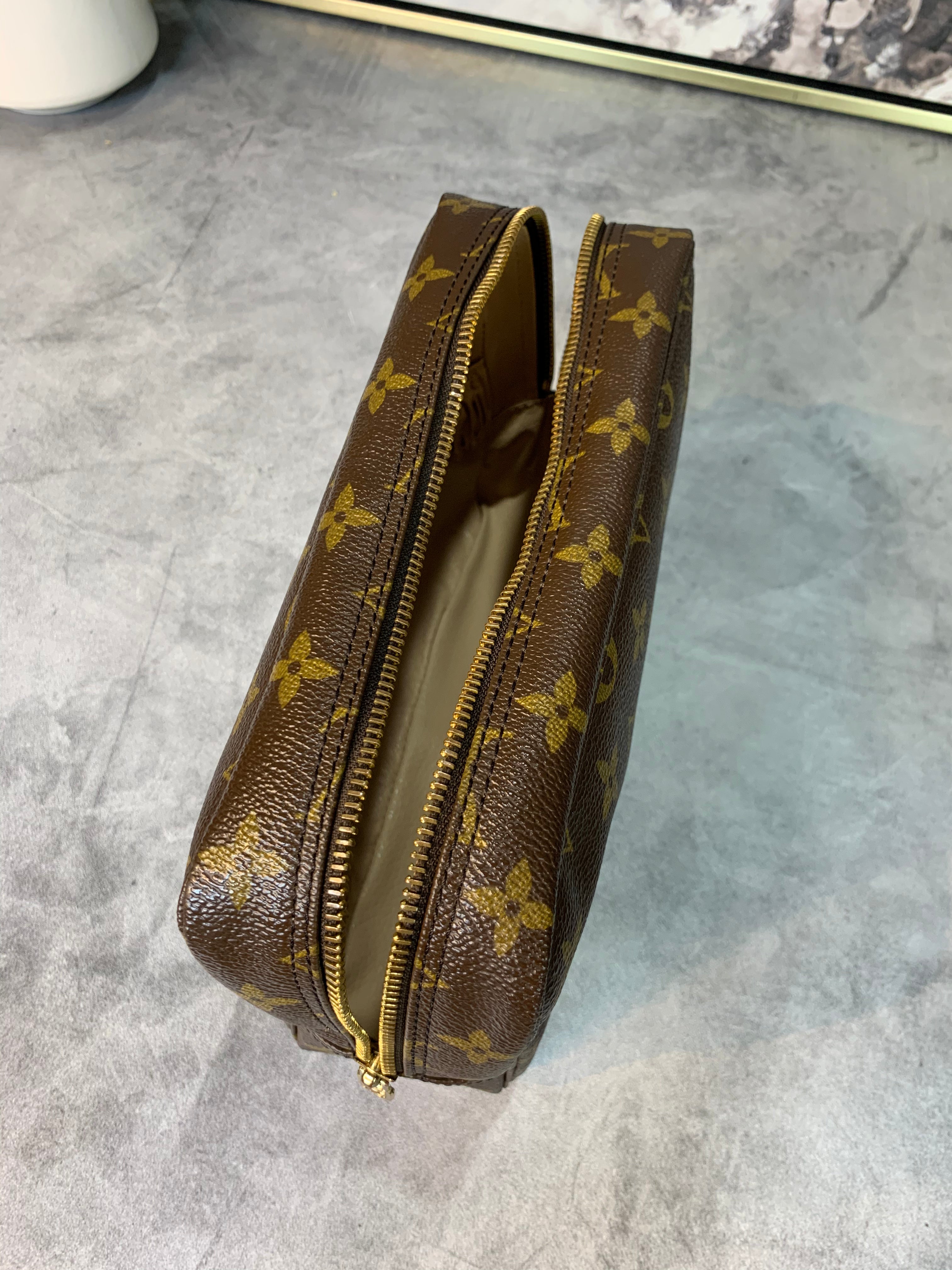 Louis Vuitton Trousse 23