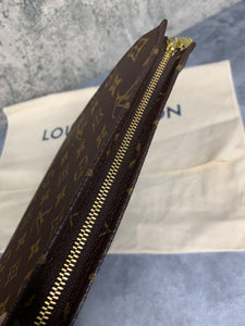 Louis Vuitton Toiletry 26