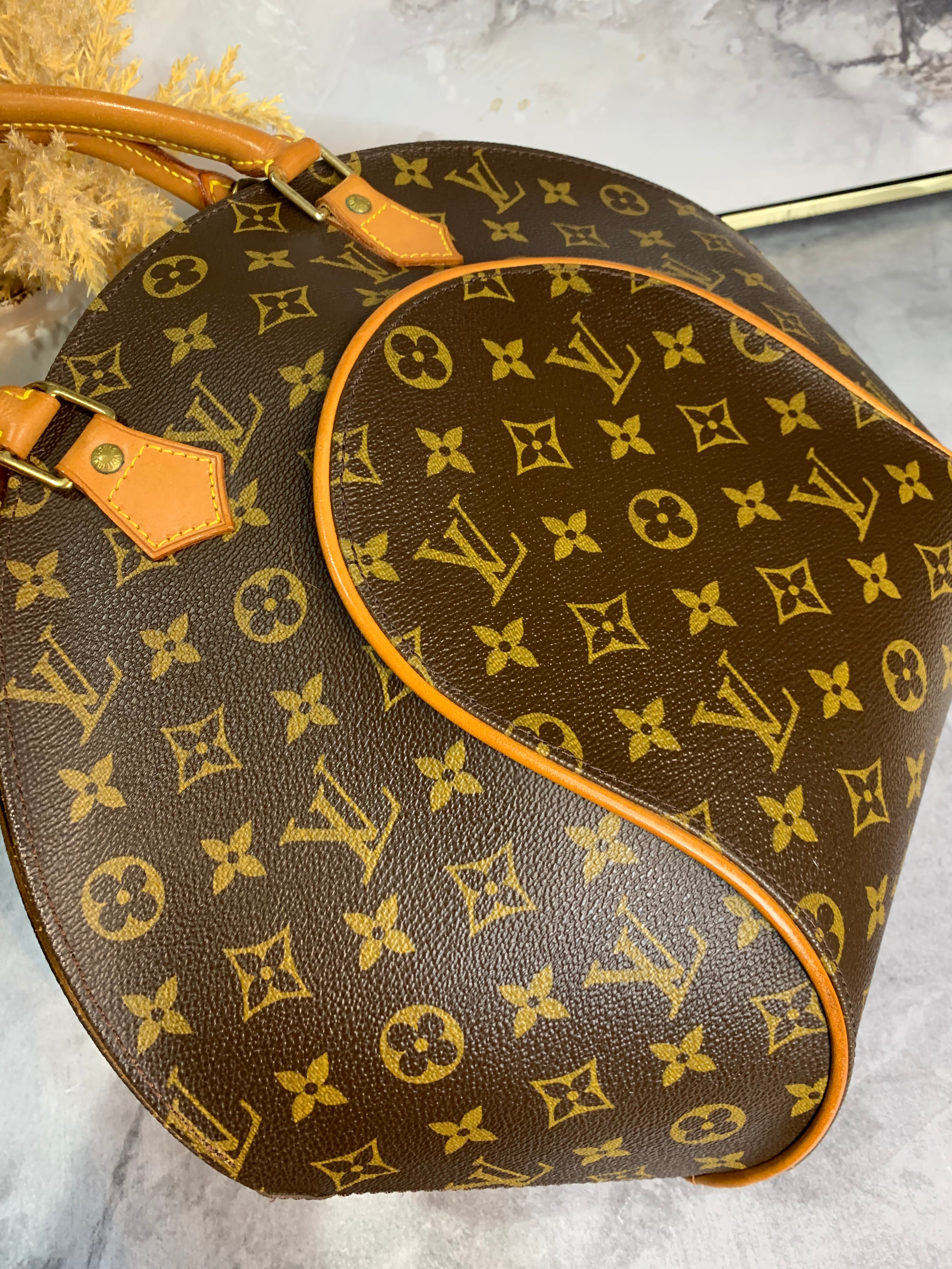 Vintage Louis Vuitton Ellipse MM Monogram Handbag • 950$  Louis vuitton  handbags crossbody, Louis vuitton handbags speedy, Louis vuitton bag  neverfull