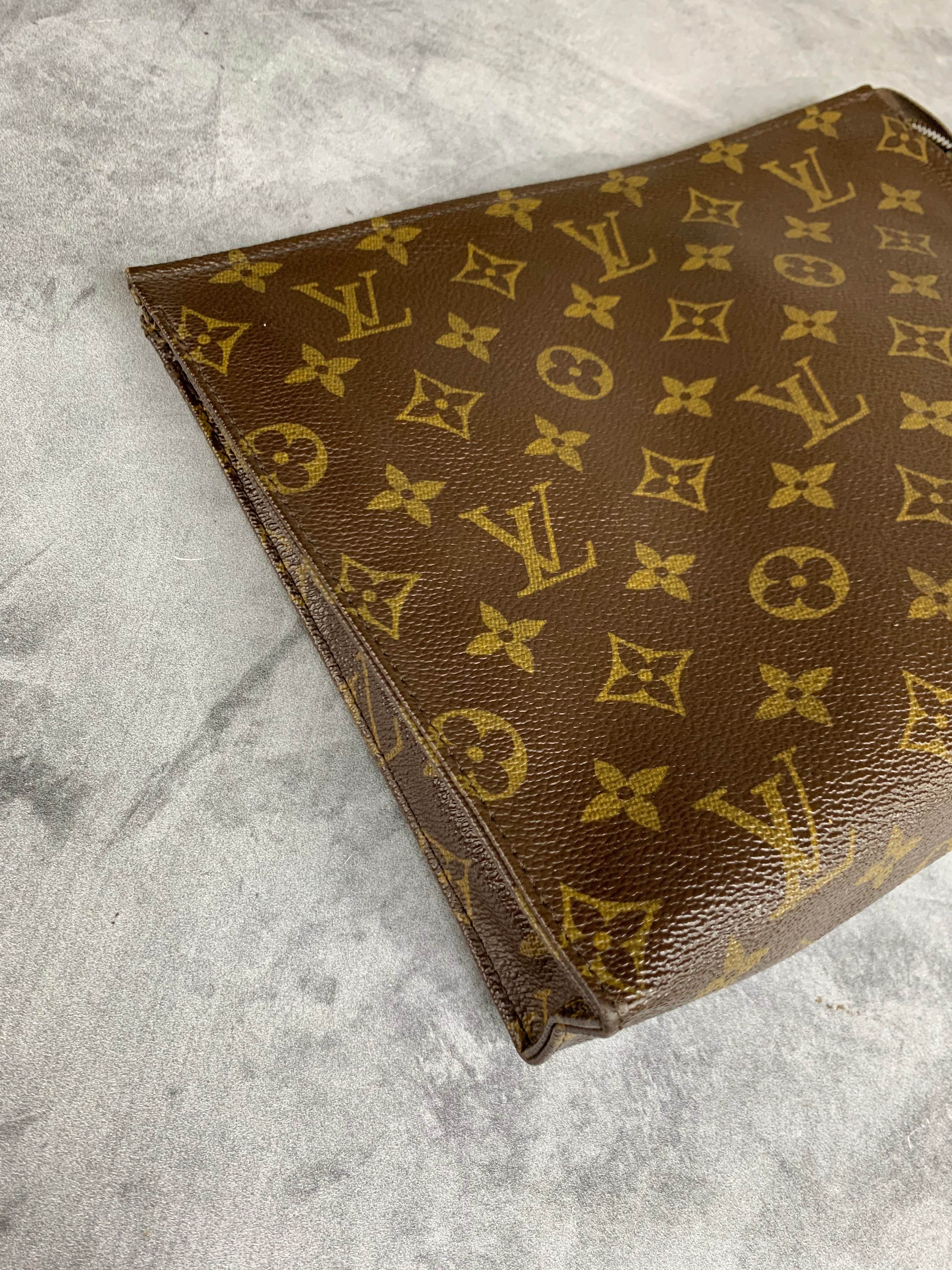 Louis Vuitton Toiletry 26