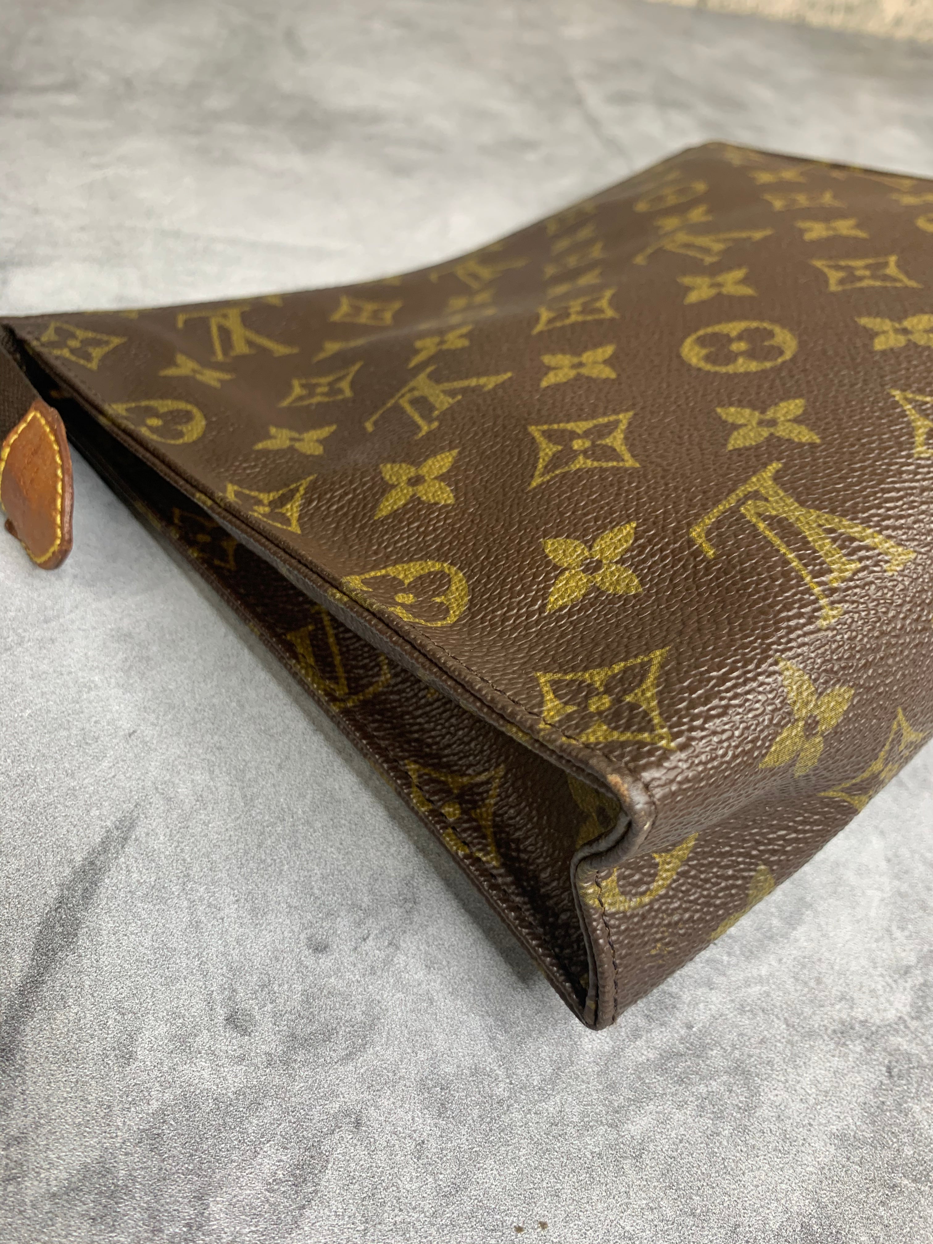 Louis Vuitton Toiletry 26