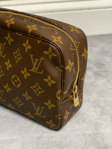 Louis Vuitton Trousse 23