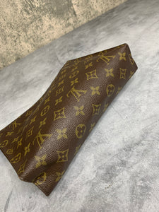 Louis Vuitton Toiletry 26