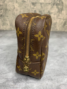 Louis Vuitton Monogram Trousse Toilette 23 Cosmetic Pouch Make up Bag  ref.339696 - Joli Closet