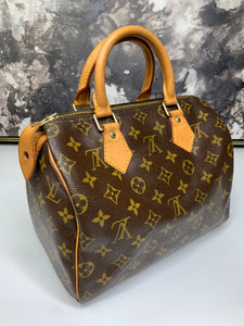 Louis Vuitton comparison of the Toiletry Bag 25 and Trousse