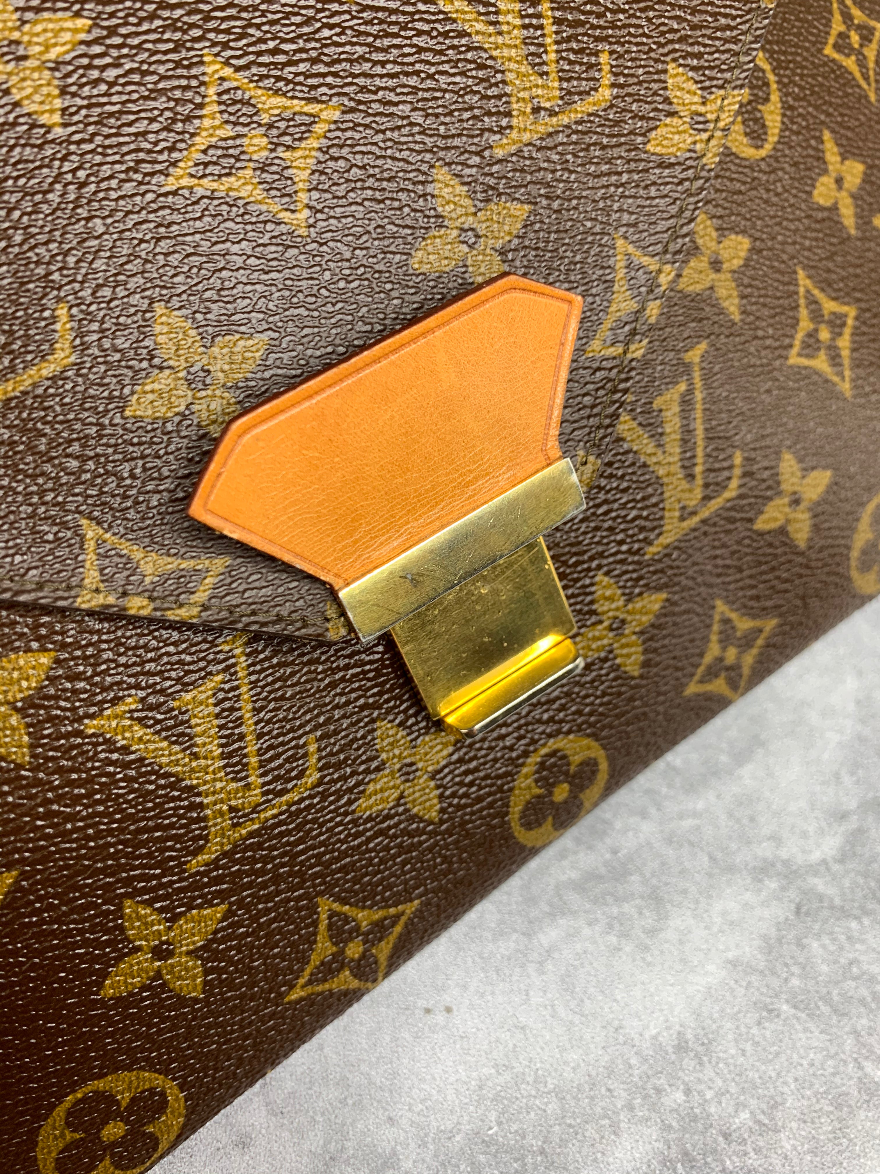 Louis Vuitton Envelope Clutch yourvintagelvoe