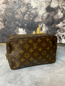 LV Trousse 23