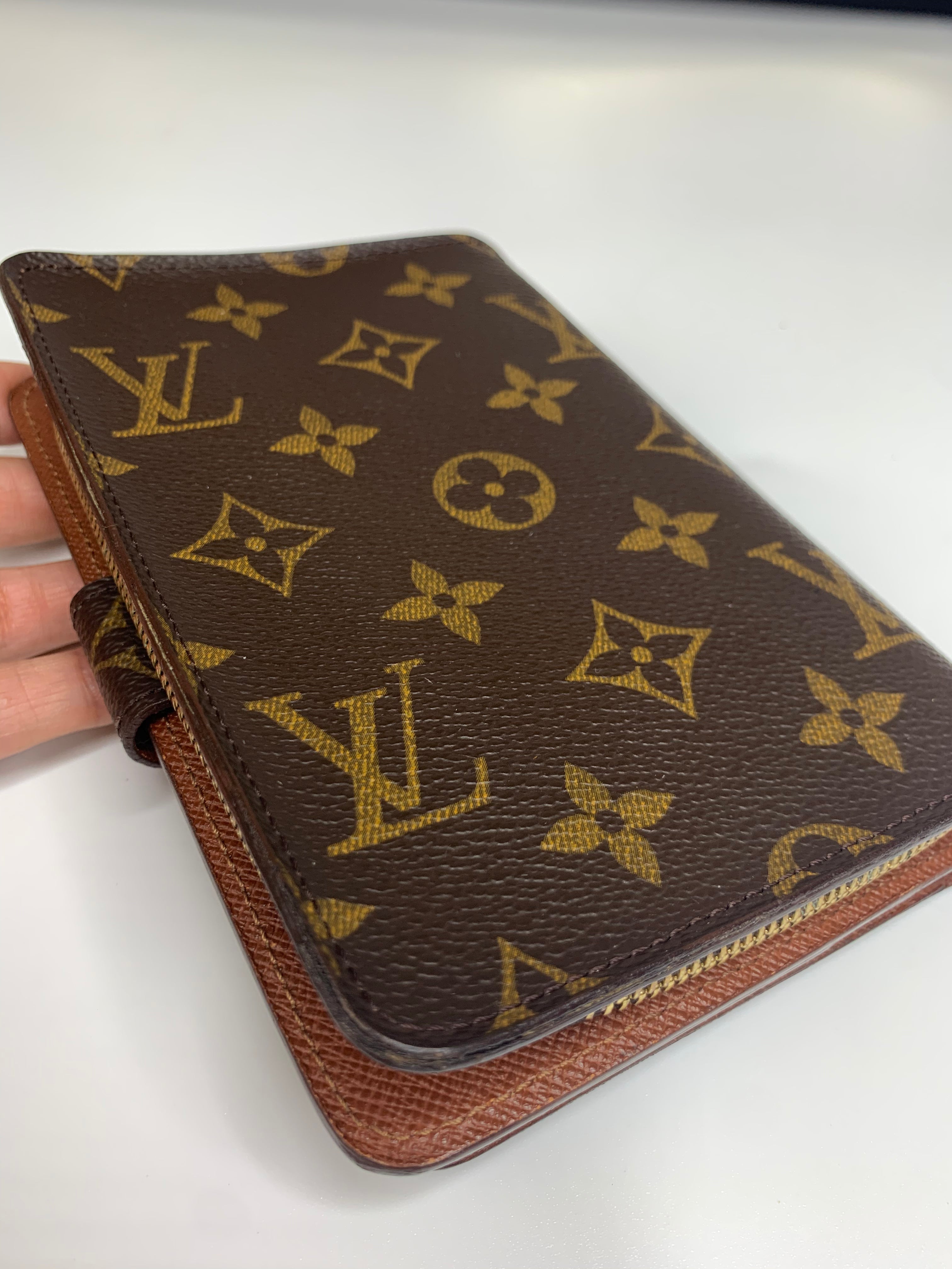 Louis Vuitton LV passport cover new Brown Leather ref.214506 - Joli Closet