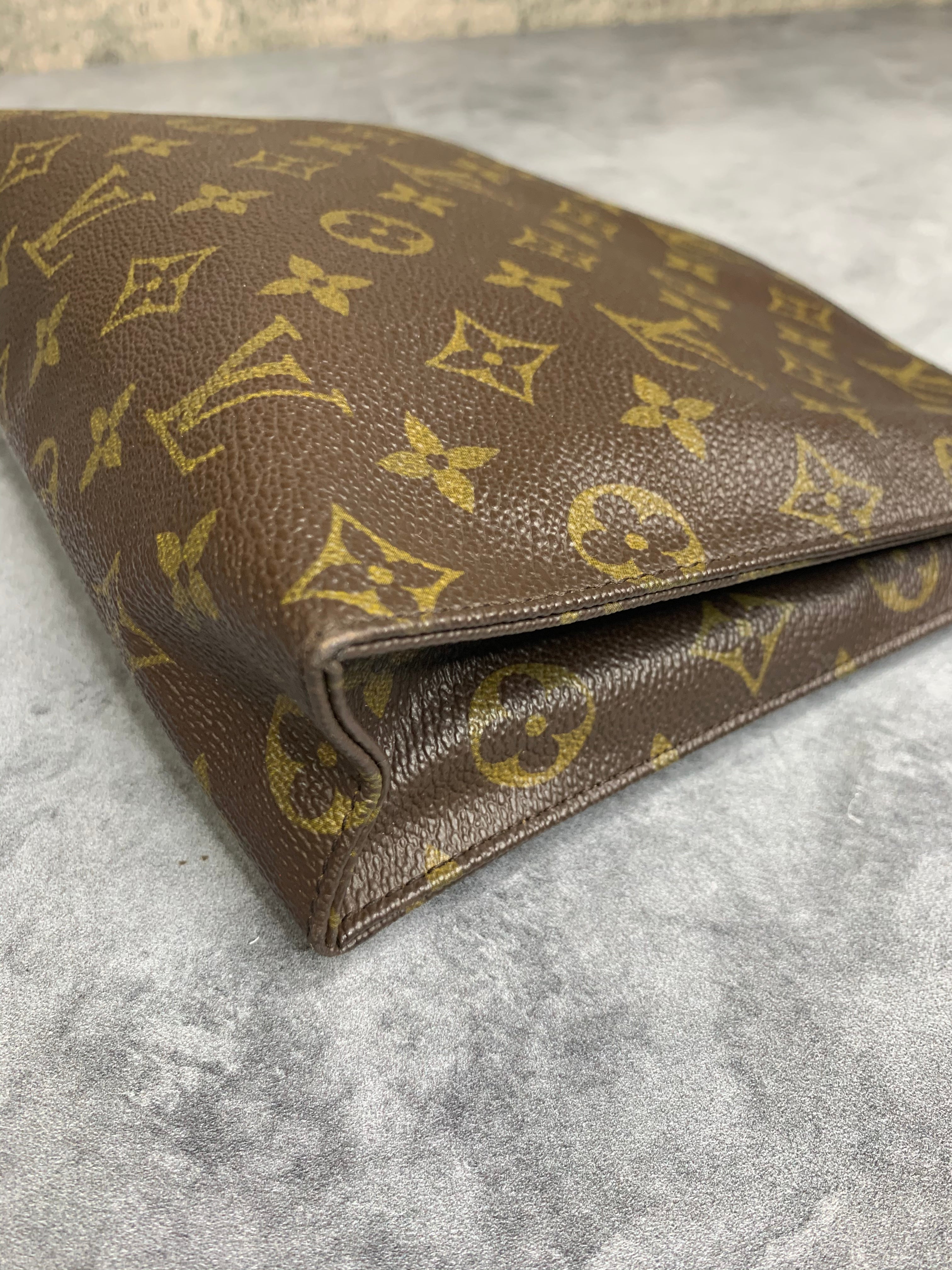 Louis Vuitton Toiletry 26