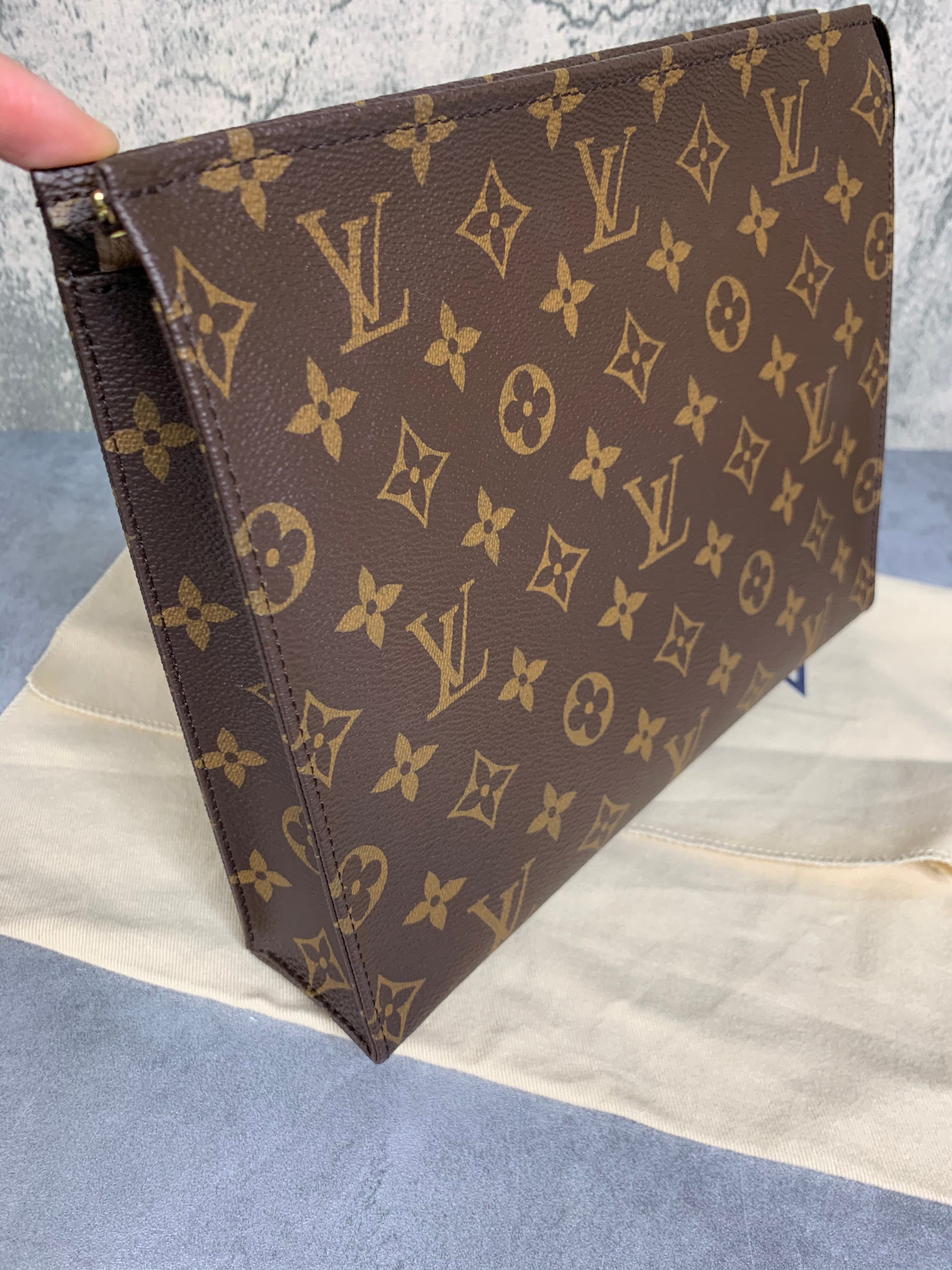 Louis Vuitton Toiletry 26