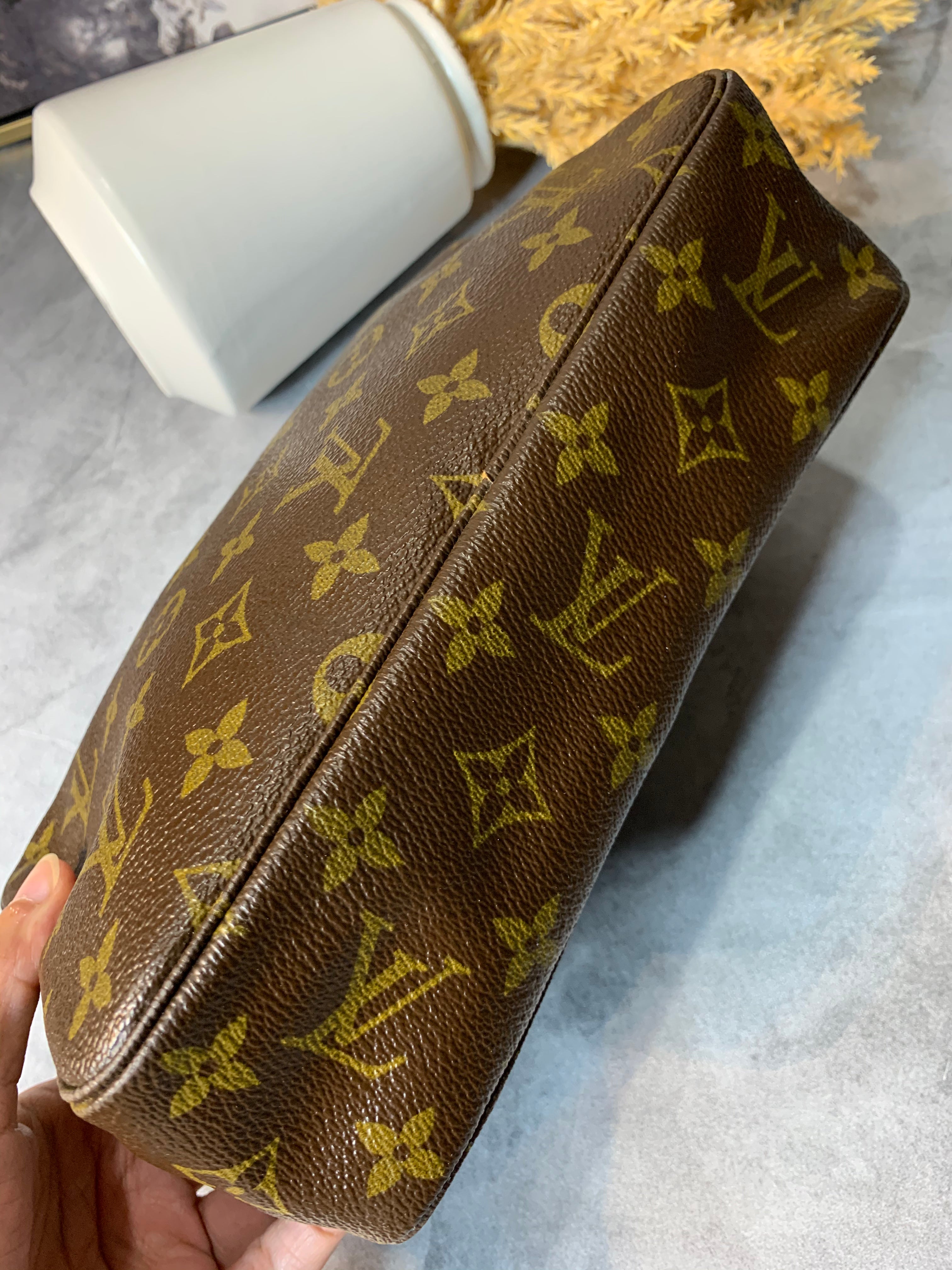 LV Trousse 23