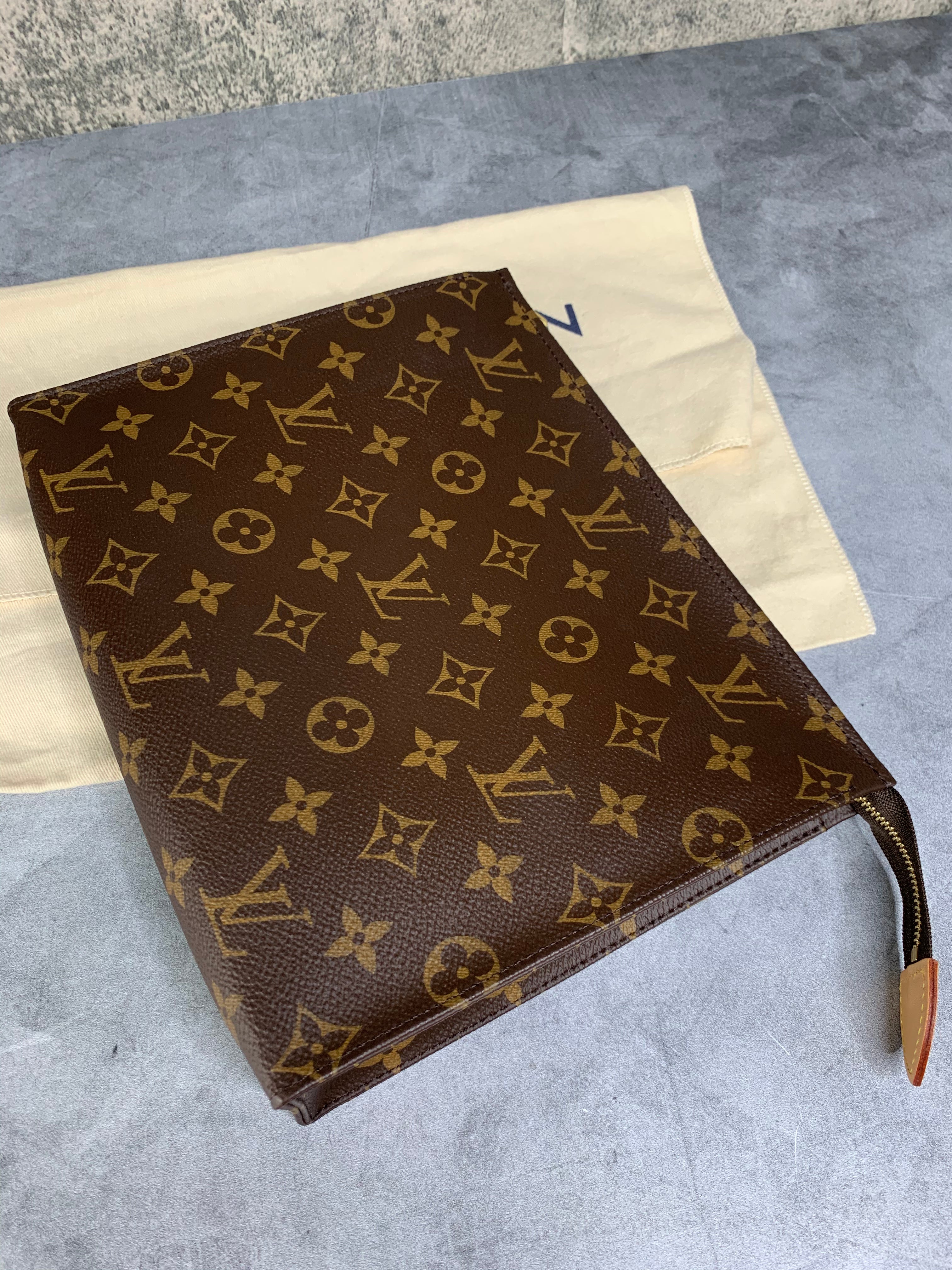 Louis Vuitton Toiletry 26