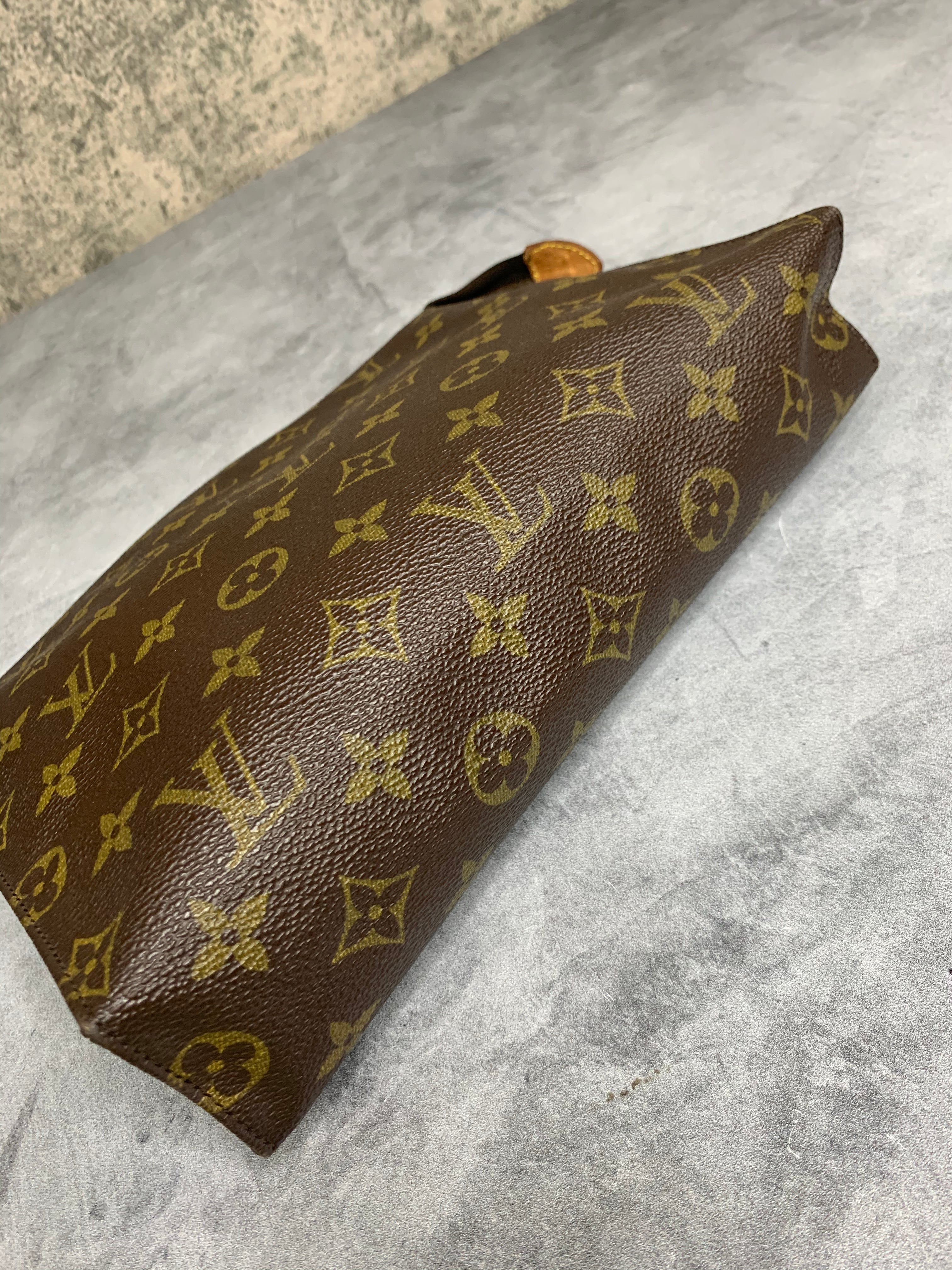 Louis Vuitton Toiletry 26