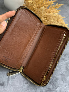 Louis Vuitton Compact Zippy Organizer