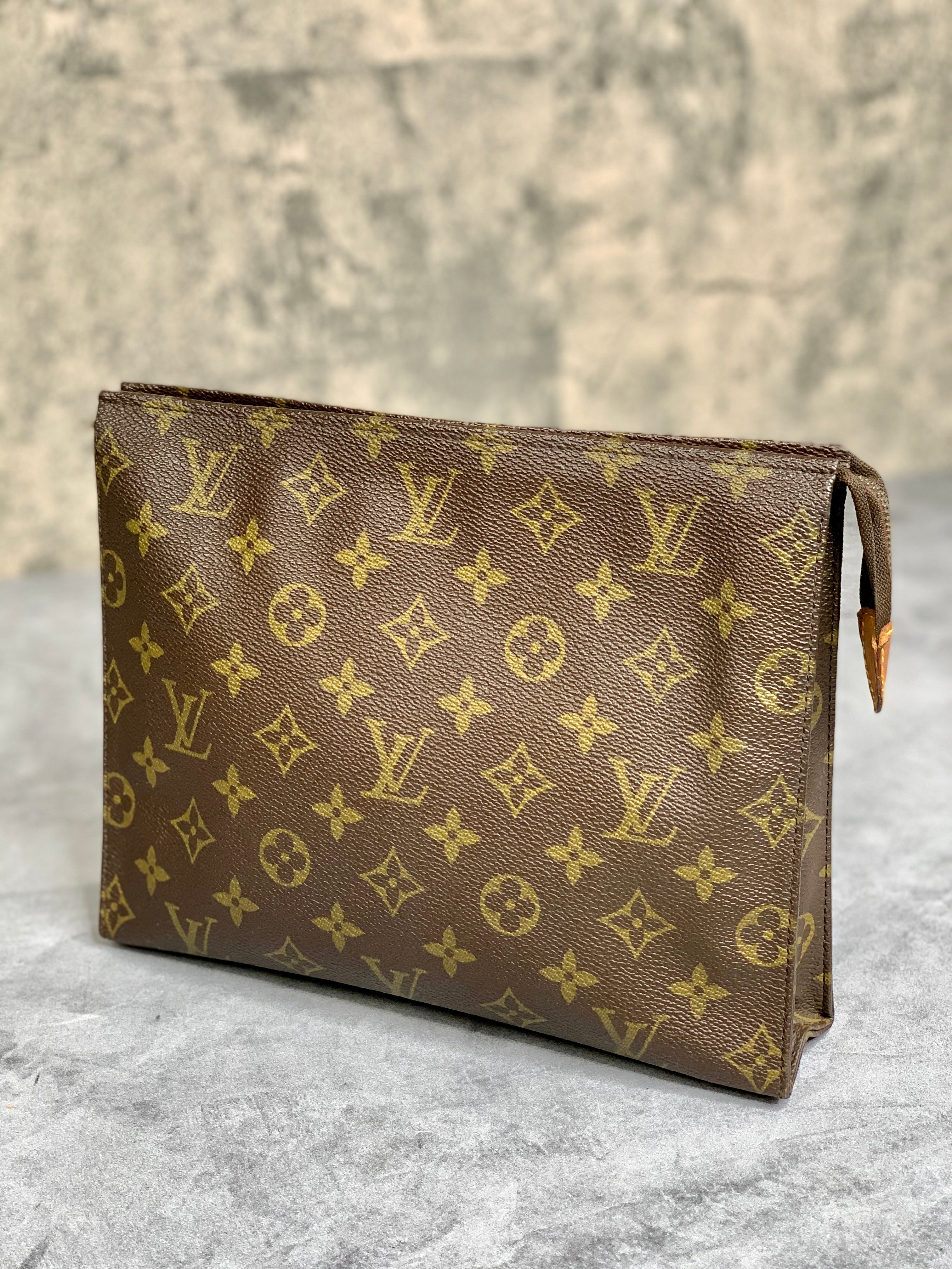 Louis Vuitton Toiletry 26