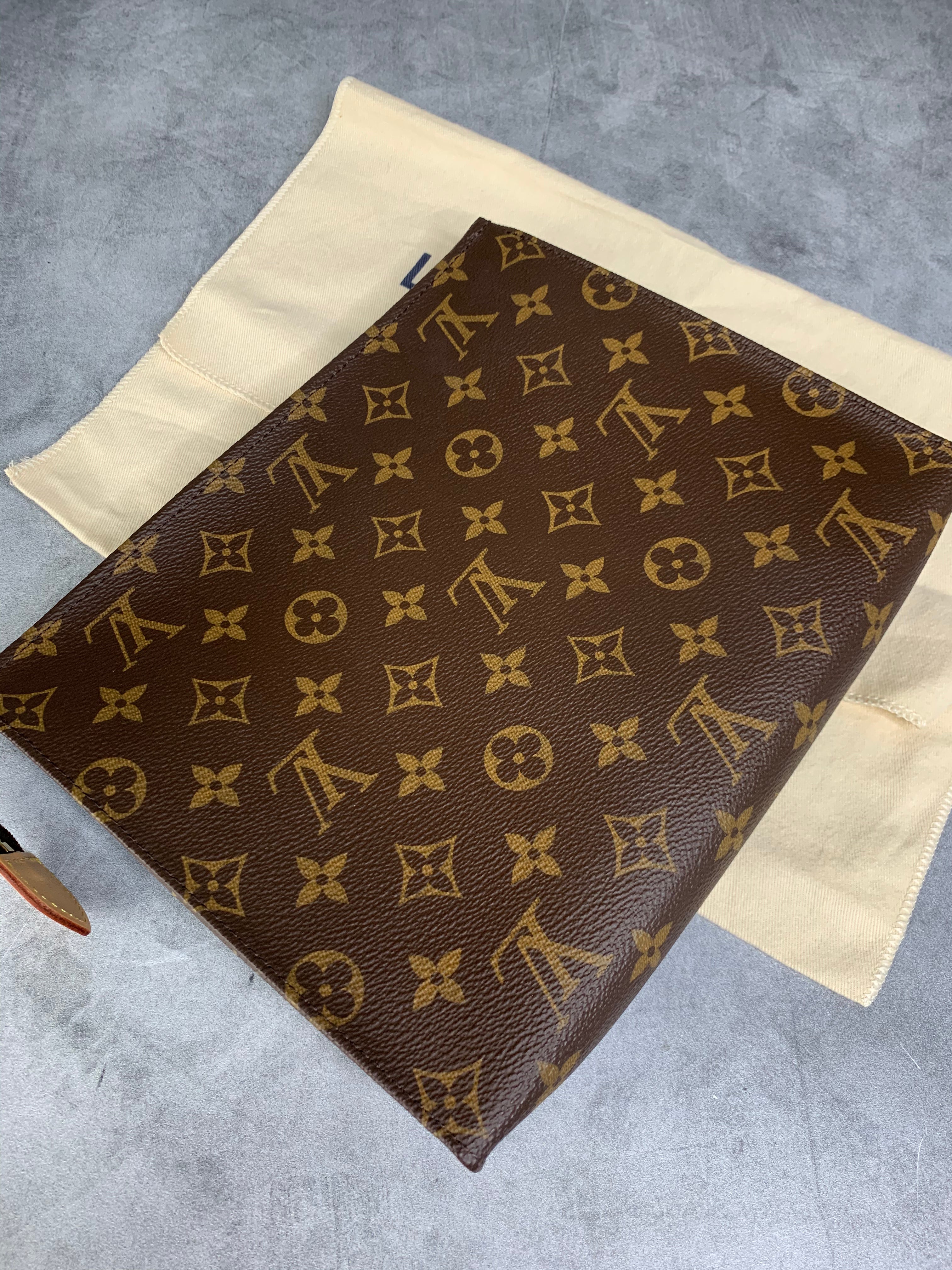 Louis Vuitton Toiletry 26