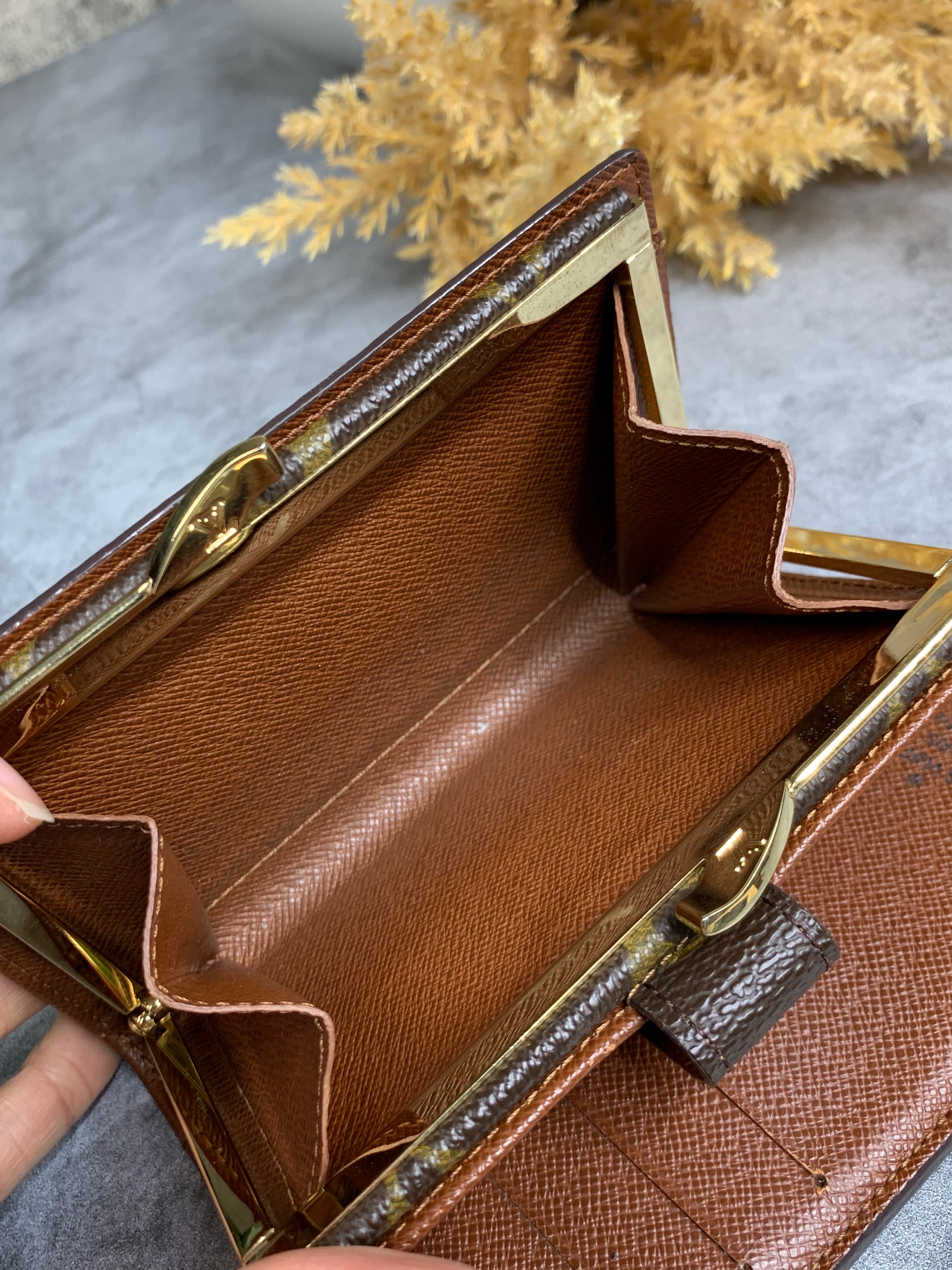 Louis Vuitton Kisslock Compact Wallet – yourvintagelvoe