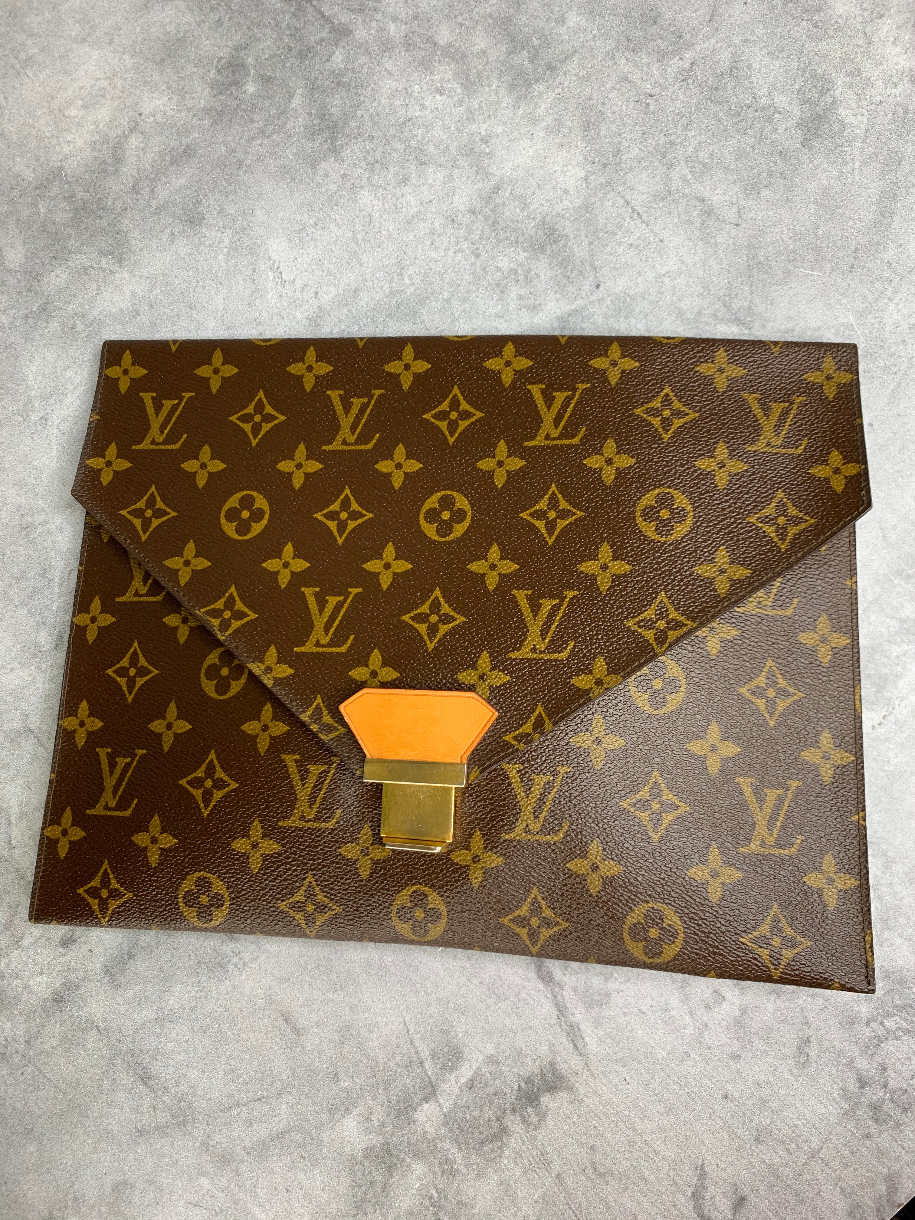 Louis Vuitton Envelope Clutch – yourvintagelvoe