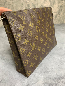 Louis Vuitton Toiletry 26